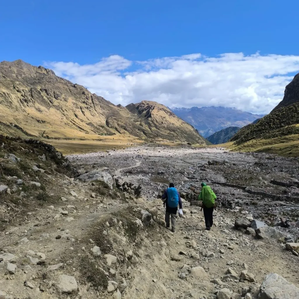 hikers-descending-salkantay-trail